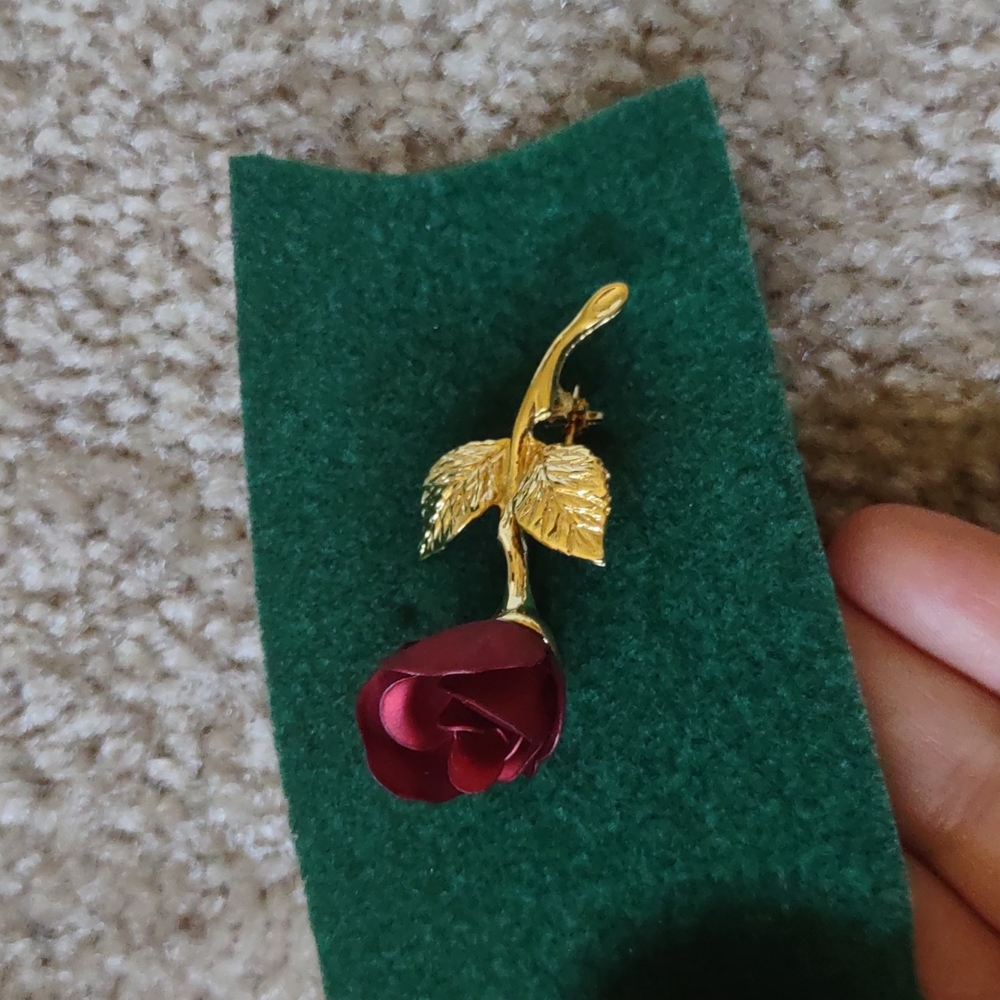 Giovanni Jewelry rose pin
